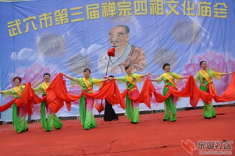 逛庙会，赏民俗；现场图片系列之五《浪子踢球》，桑梓园社区代表队展演。 ...