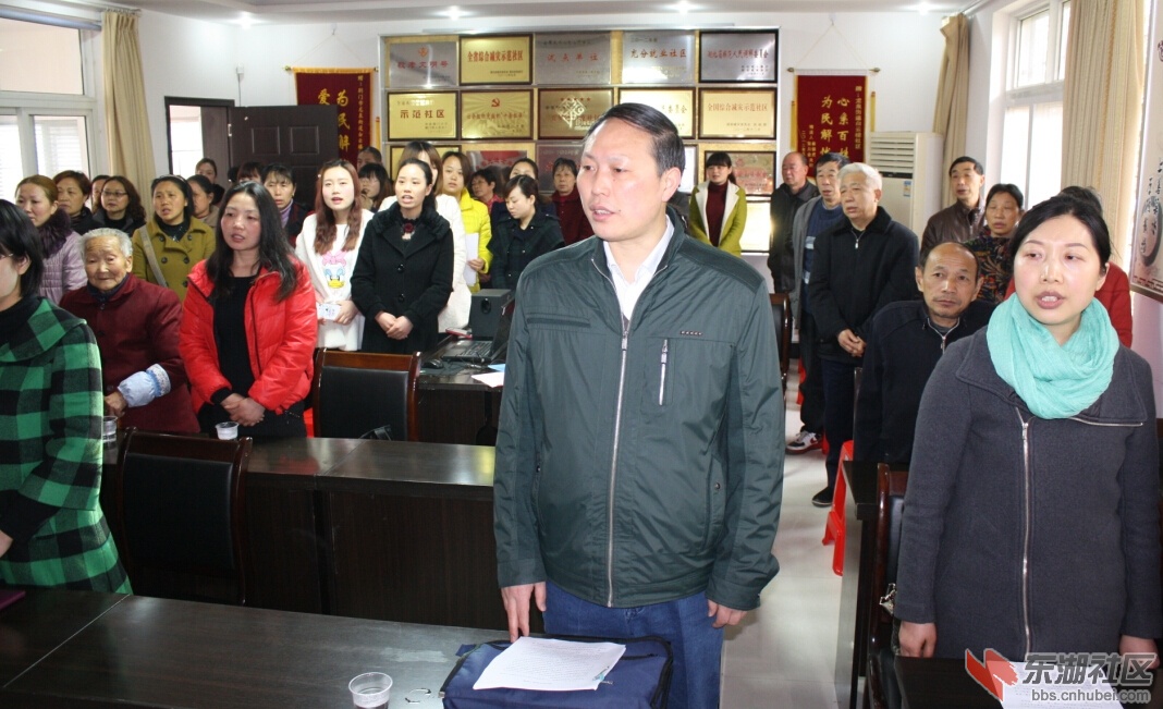 图为参加活动的居民一起诵经典