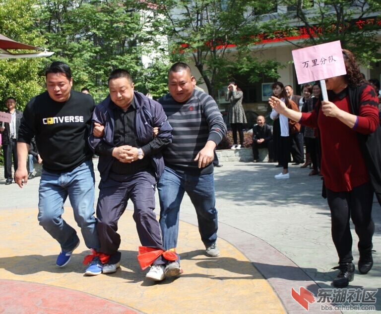 图为万里客运站的代表参加“三人四足”游戏