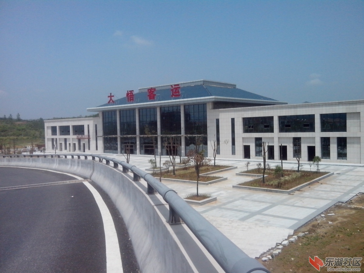 客运站的广场已经完工，路面也刷尅啦，室内估计也完工啦，就是后面的停车场还没动工 ... ...