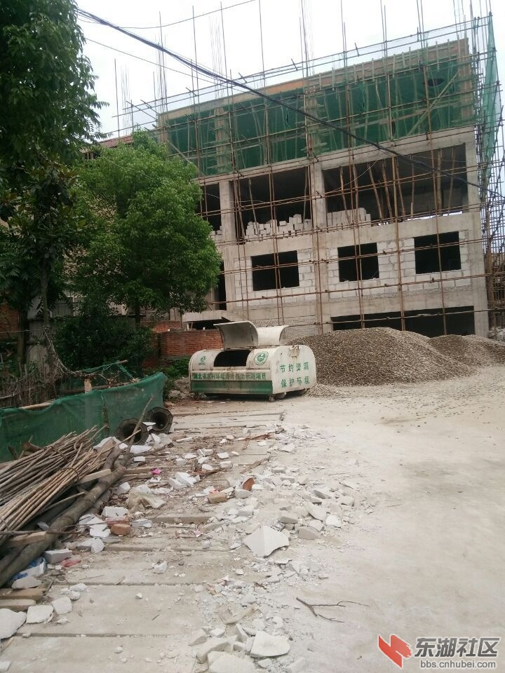 移民小区广场边河道.jpg