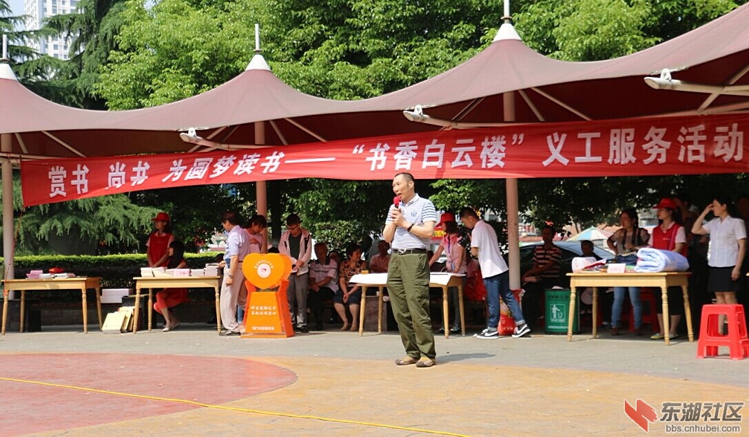 图三 荆门市“书香家庭”代表王勇为大家分享家庭读书心得