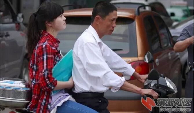 一位父亲送女儿前往考场.jpg