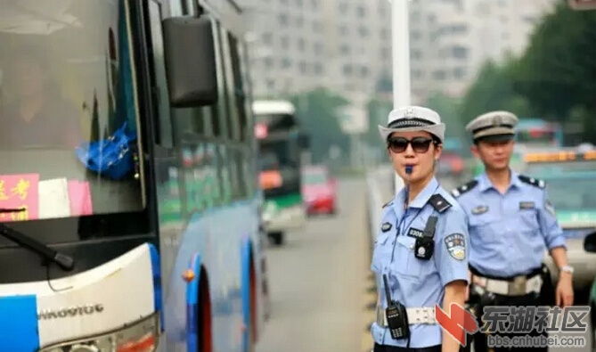 交警为高考交通护航.jpg