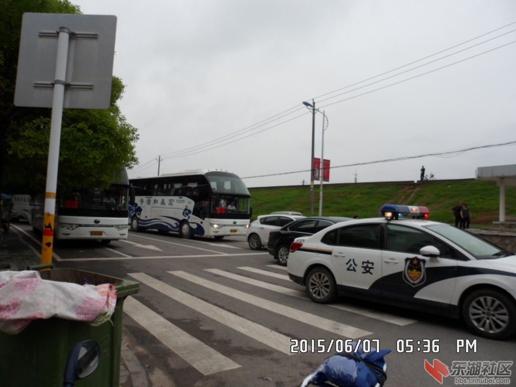 警车护航.