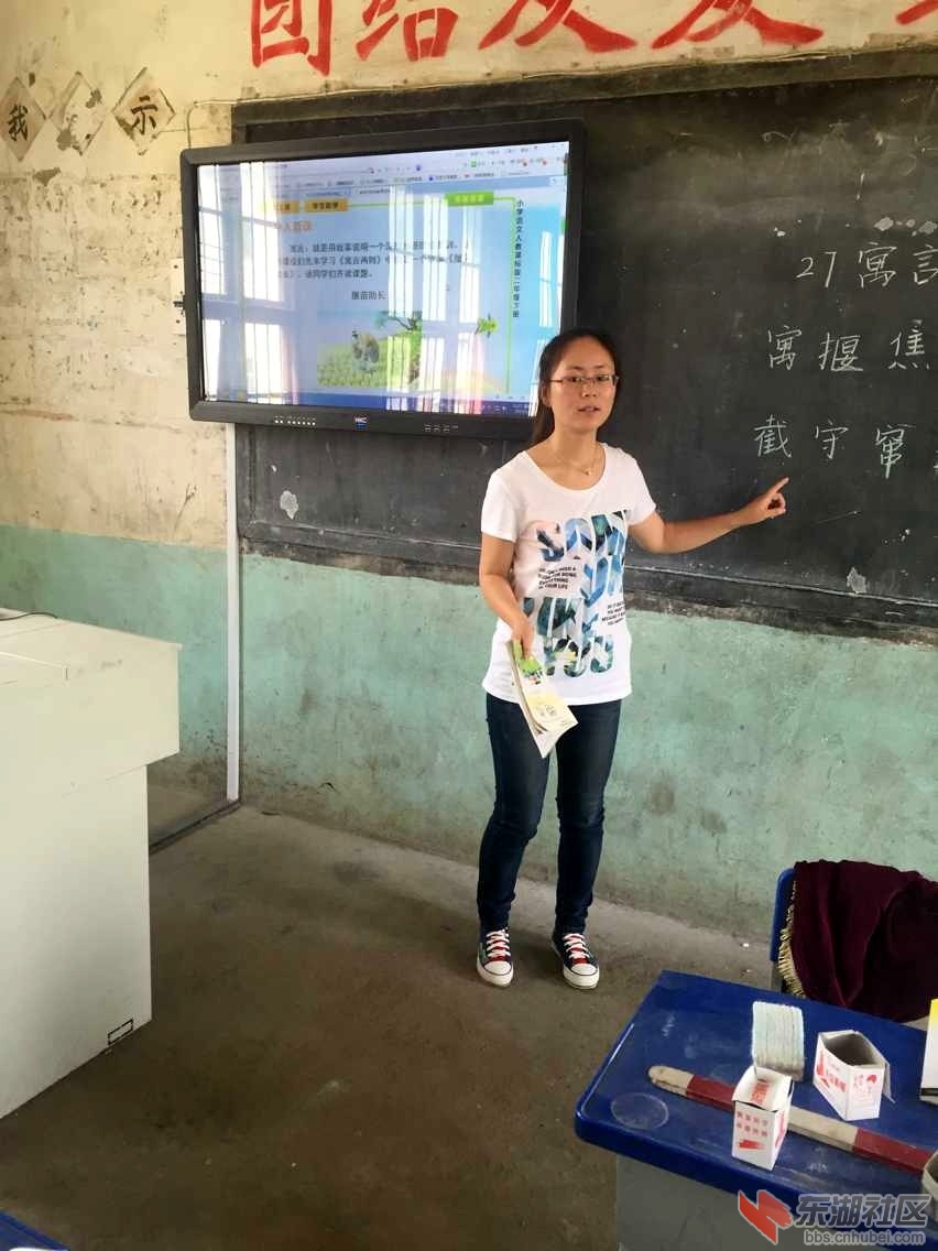 郝晓梅老师在为学生上课..jpg