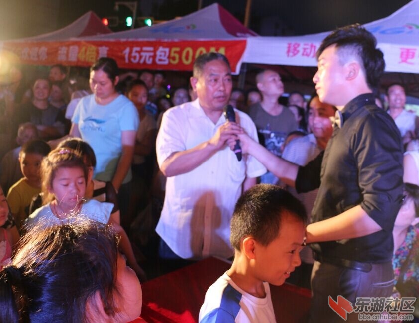 图三 居民在晚会现场参加有奖知识问答