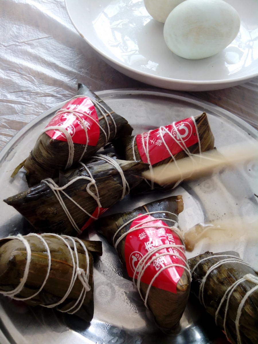 端午节正碰上中考，师生餐桌上吃“粽子”寓意“考中”