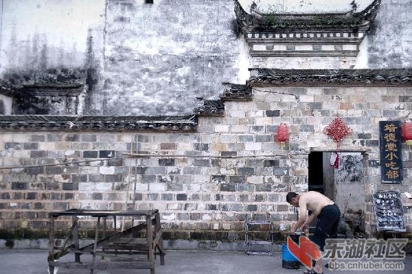6清晨，宏村内一位以家为店的居民.jpg