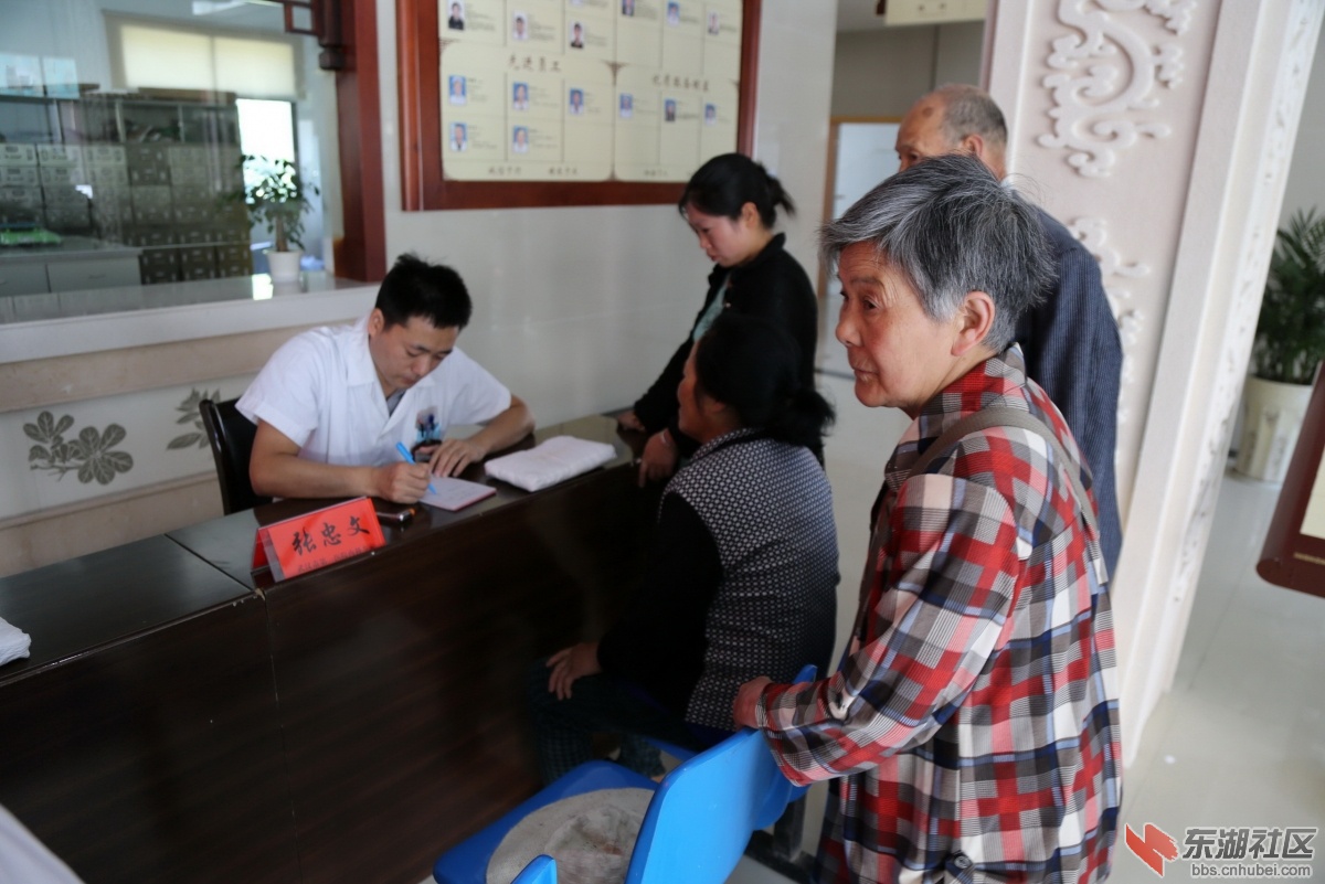 专家为前来就诊人员进行中医养生咨询及开具穴位敷贴处方