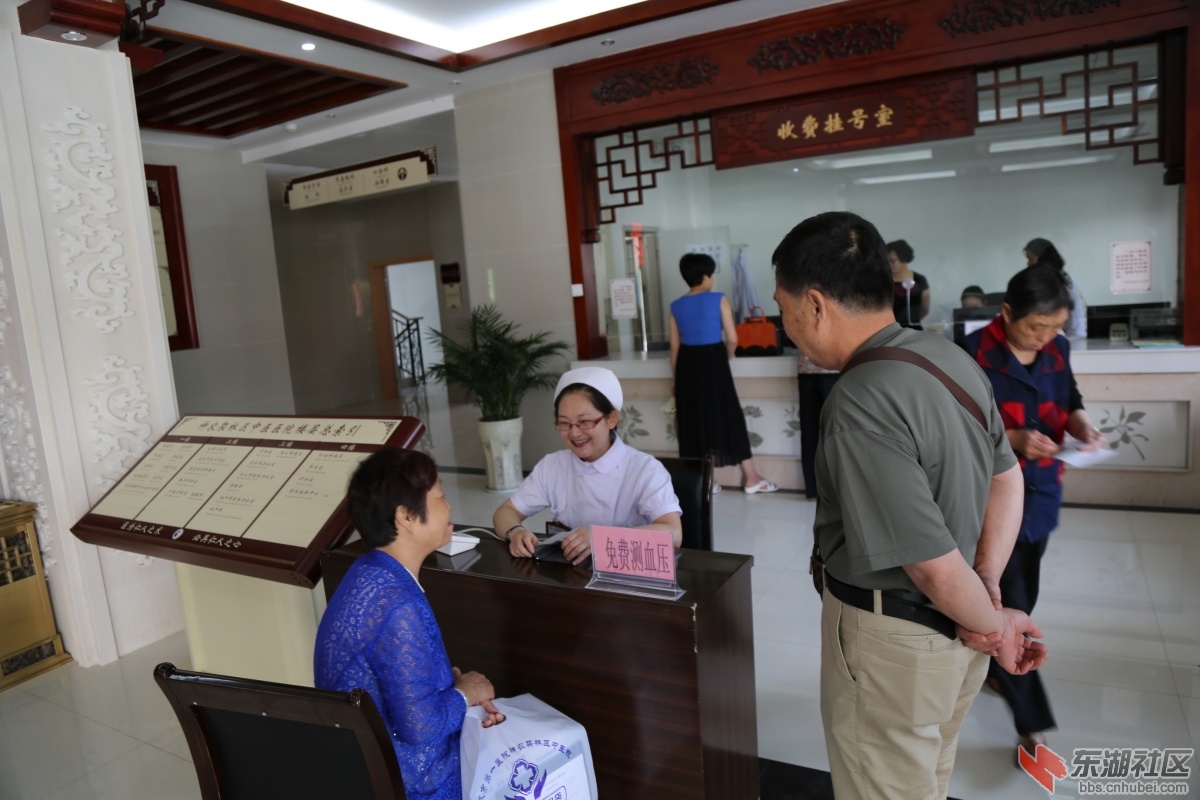 为前来就诊人员进行免费血压测量