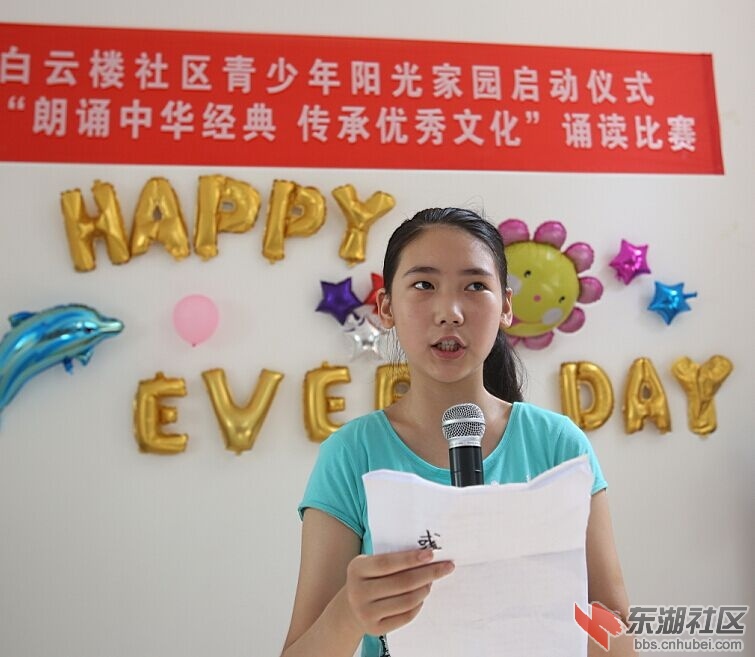 图四 参加诵读比赛的选手为大家朗诵《丰子恺的故事》