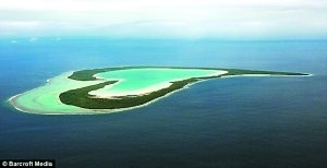 浪花之爱。法国波利尼西亚群岛中的一个岛屿，绿海碧波上漾着爱心。.jpg.jpg