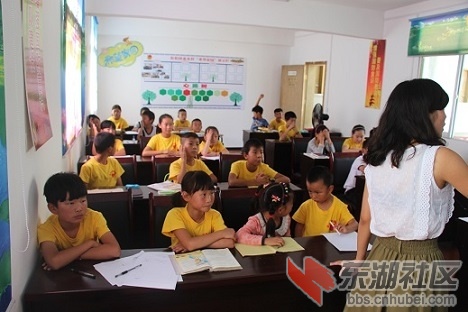 老师在给同学们辅导作业