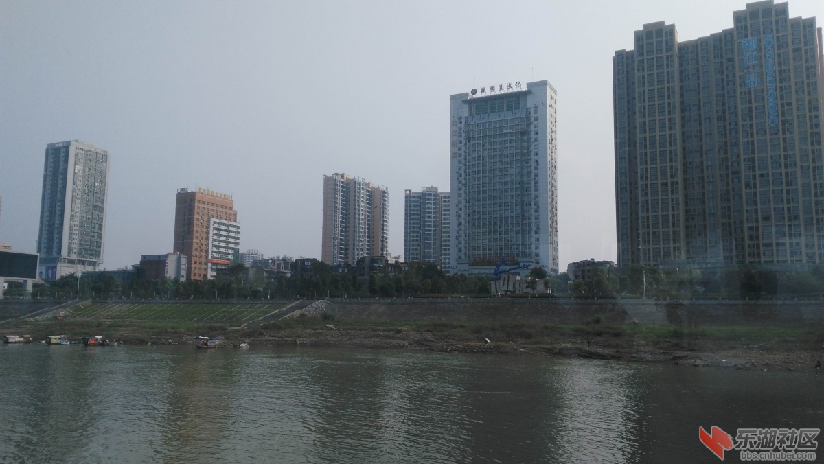 江边一景