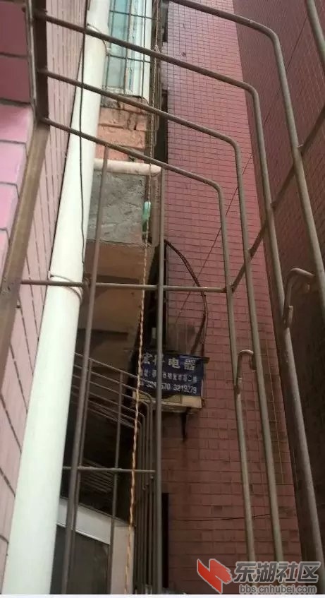 楼上都是厨房而且都有煤气罐
