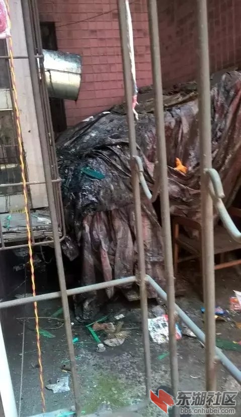 楼上放下来的充电线