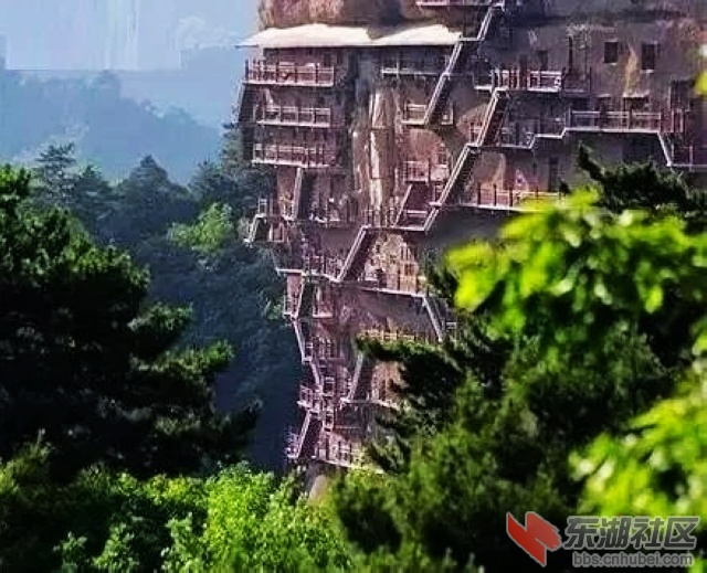8、麦积山栈道.jpg