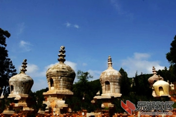 12飞龙山白塔林.jpg