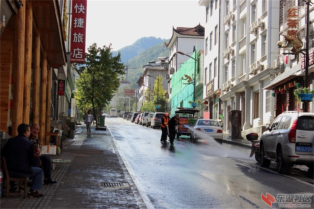 辛勤的环卫人员清洗街道.JPG