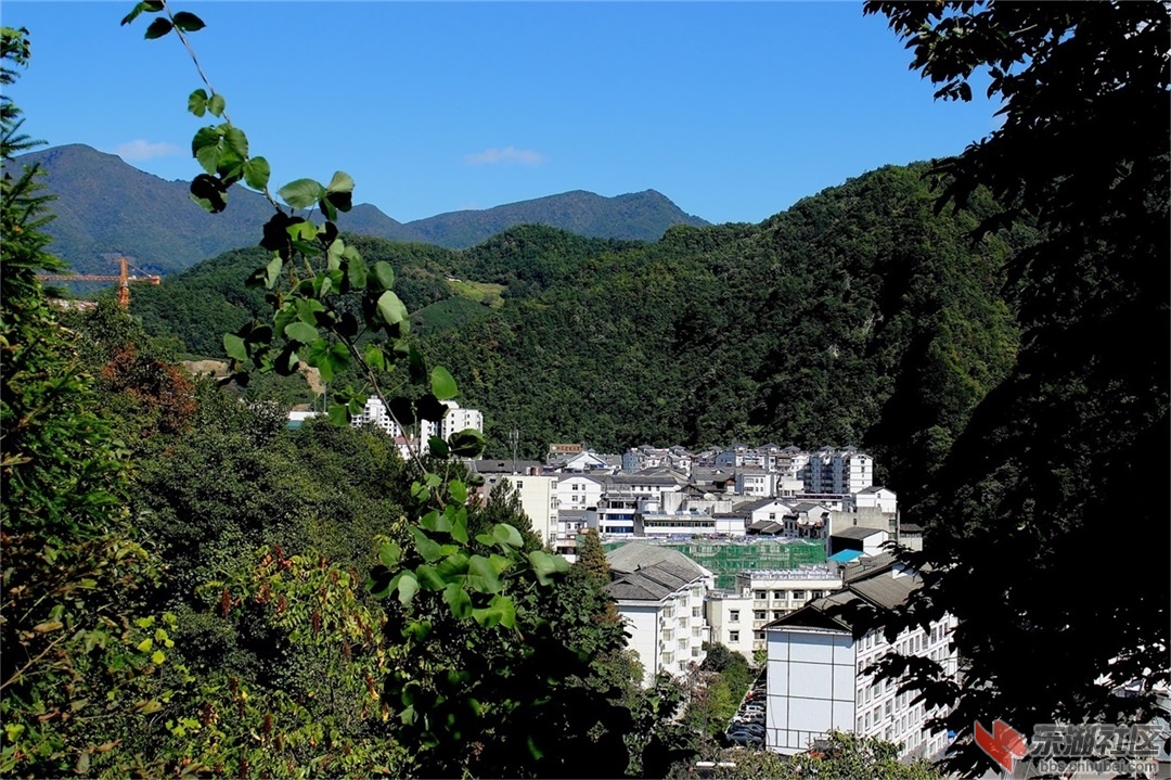 群山环抱的小镇.JPG