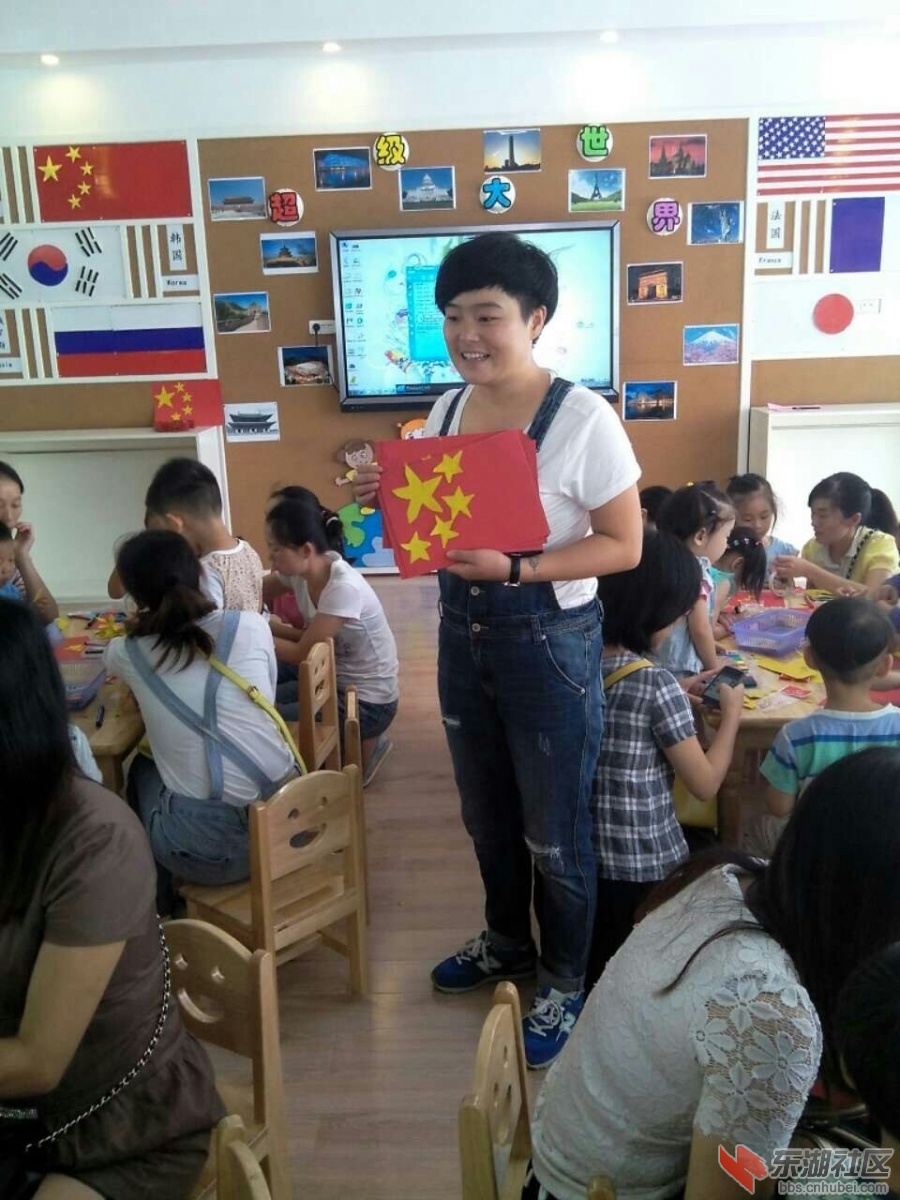 老师、家长、孩子一起动手做国旗