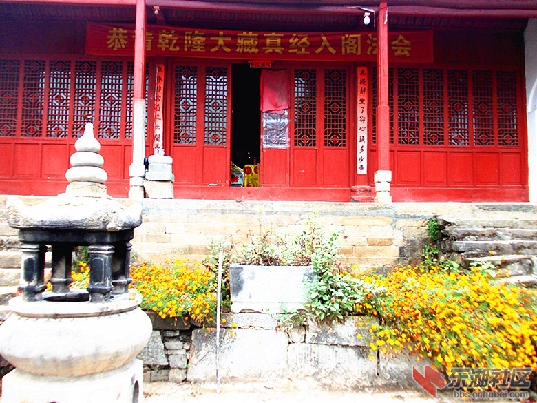 永宗寺大雄宝殿--门前那座石香炉纹饰特别美