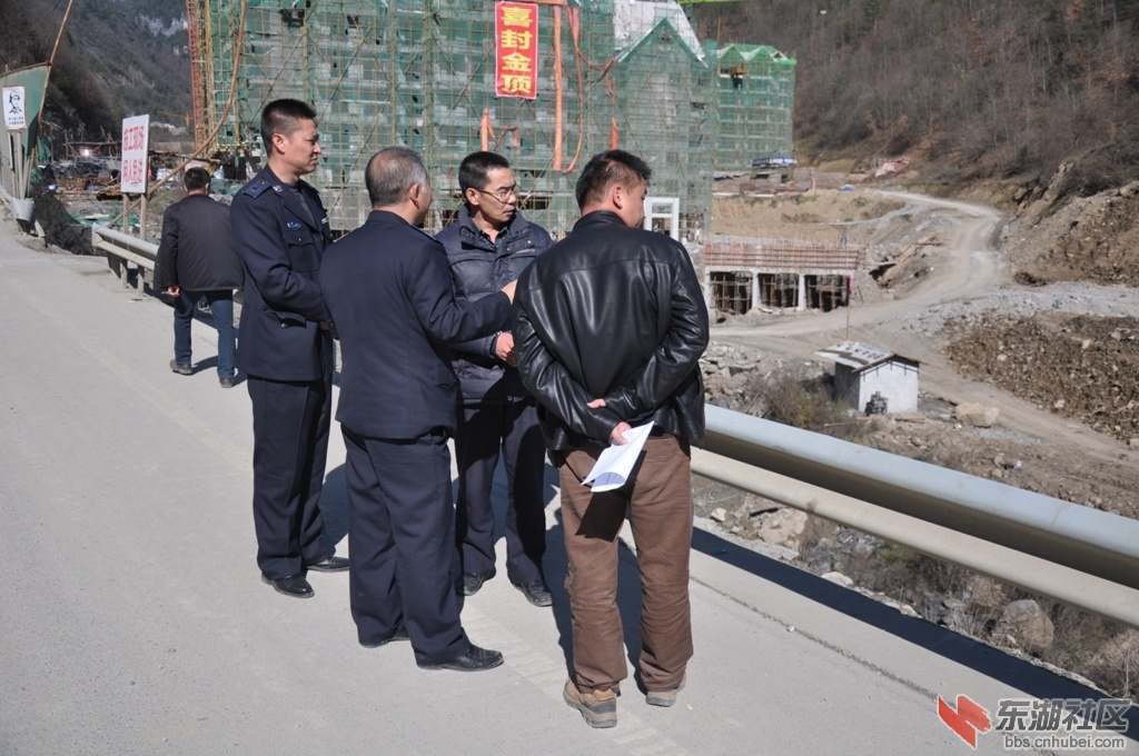 20日红坪镇四季小镇检查占用河道修桥河堤.JPG