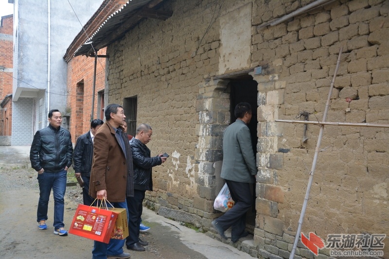 战友们上门慰问胡社建的八旬老母亲