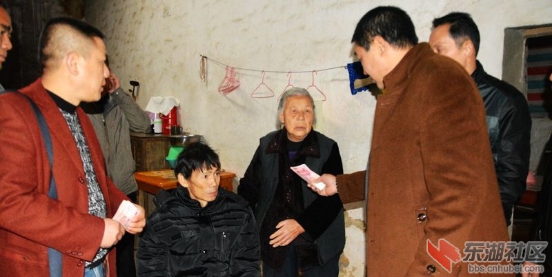 战友们上门慰问胡社建的八旬老母亲