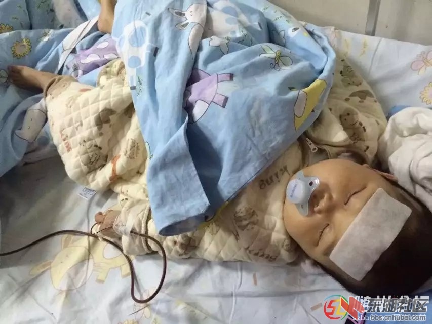 孩子在医院治疗