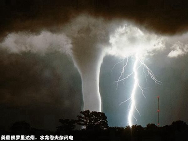 6佛罗里达州，水龙卷夹杂闪电.jpg