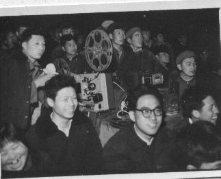 【档案局提供】70年代，人们在观看电影.jpg