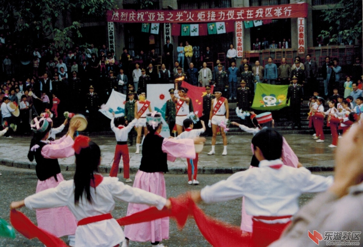 【放大】【提供者张应世】亚运火炬传递到神农架.jpg