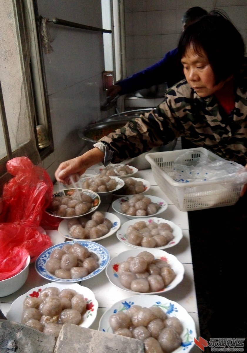 民间高手在制作藕丸子。