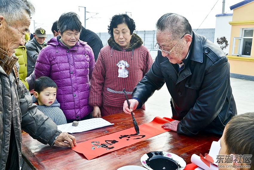老年书画家包荣清为农民写春联。