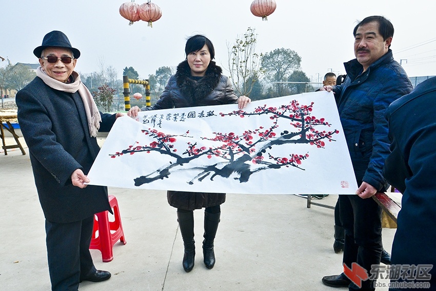 老年书画家夏廷铎为农民展示他所作的年画。