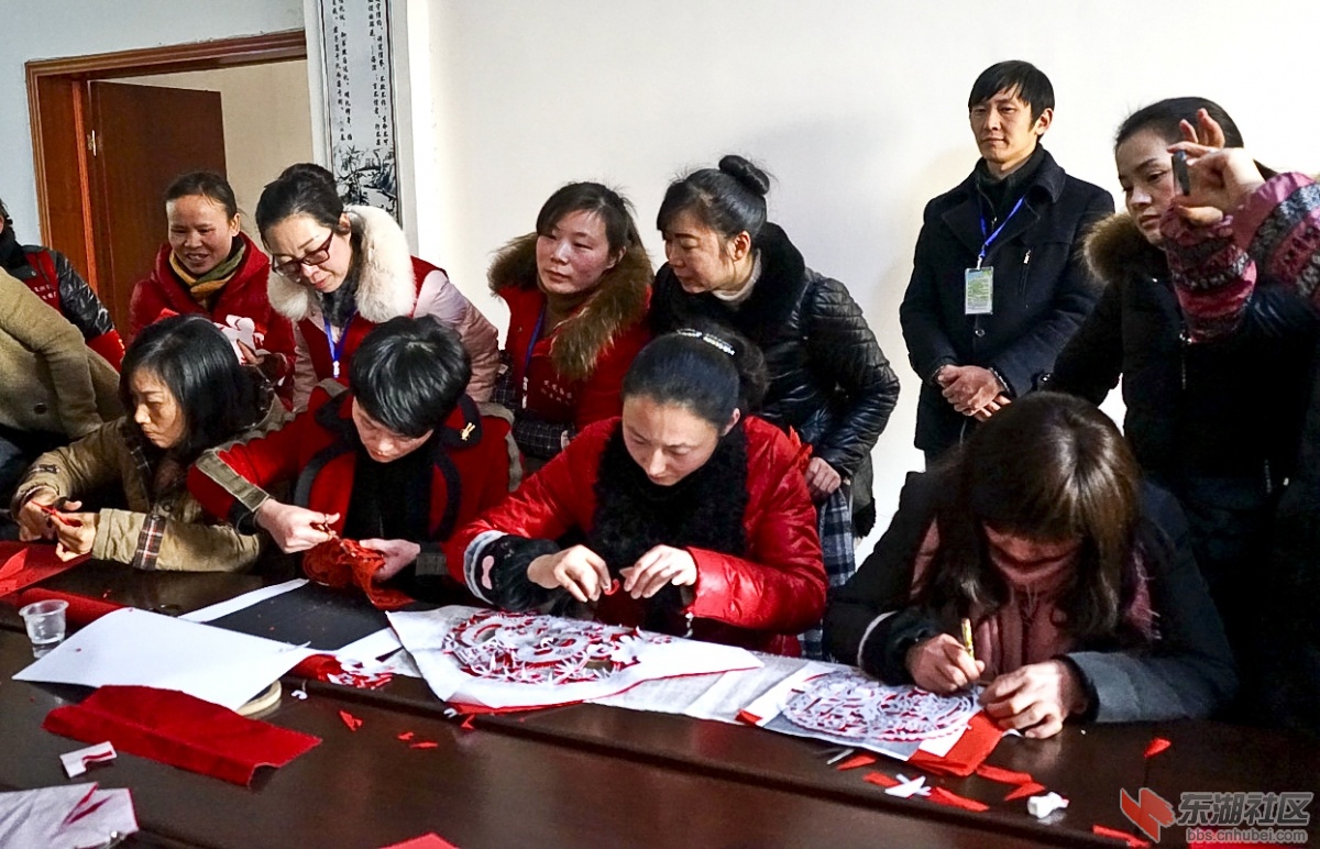 剪纸艺术家表演剪纸技艺。