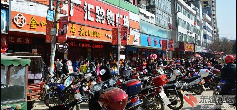  幸福梅川的年味之一：车水马龙、人潮涌动