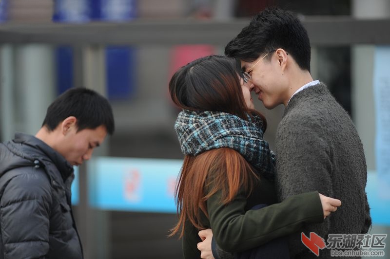 “爱”在春运 车站别离亦温情