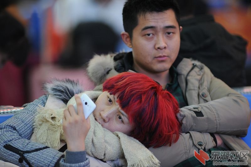 “爱”在春运 车站别离亦温情