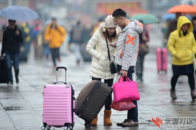 “爱”在春运 车站别离亦温情