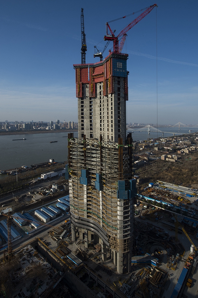 在蓝天映衬下220米高在建武汉绿地中心工程曾院平摄影