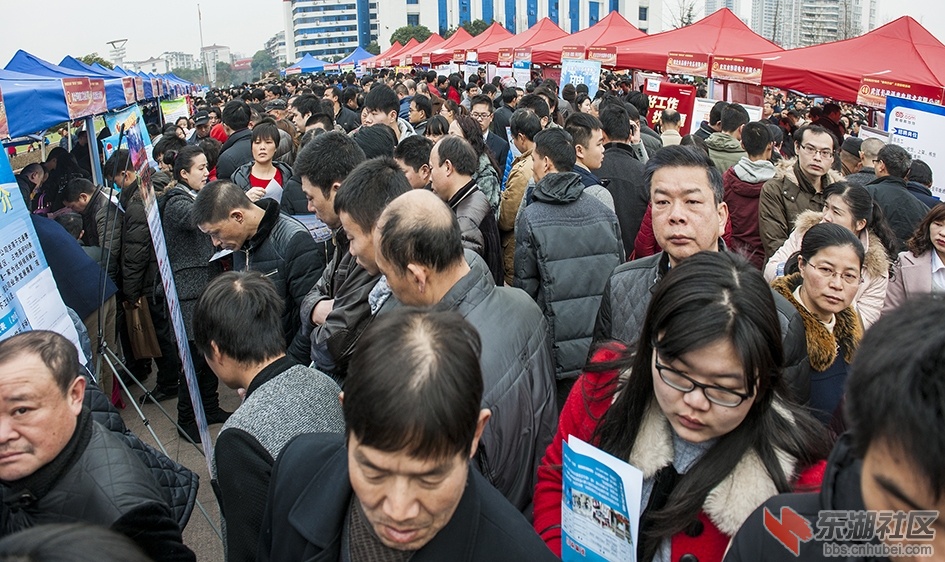 凤凰广场人头攒动，四处挤满了求职者。