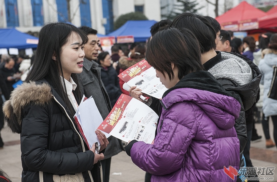 工作人员发放招工信息传单。
