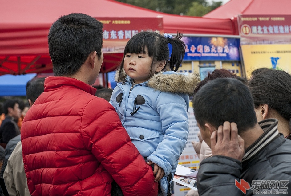 带着孩子来求职。