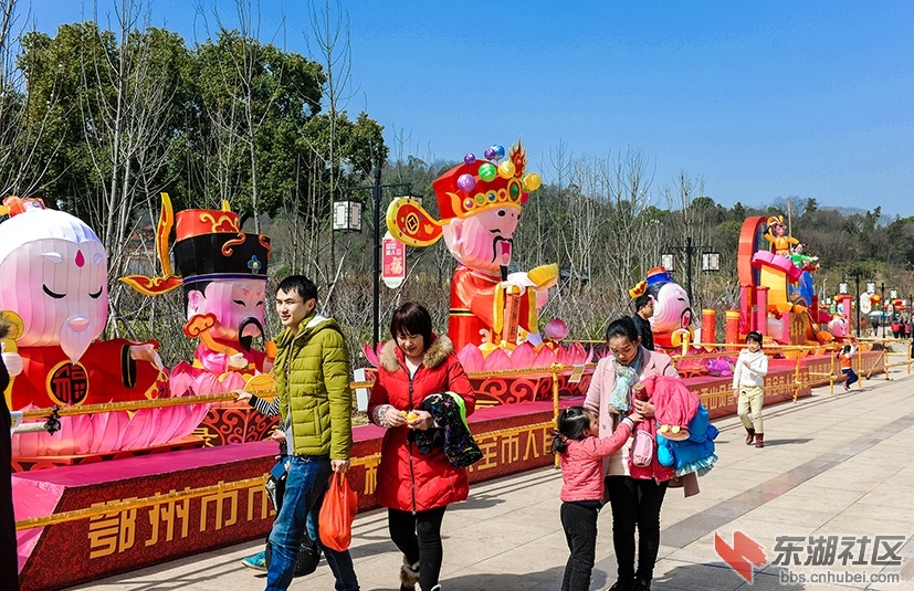 游人赏花灯。