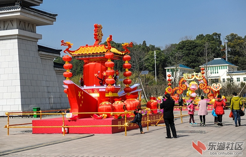 游人赏花灯。