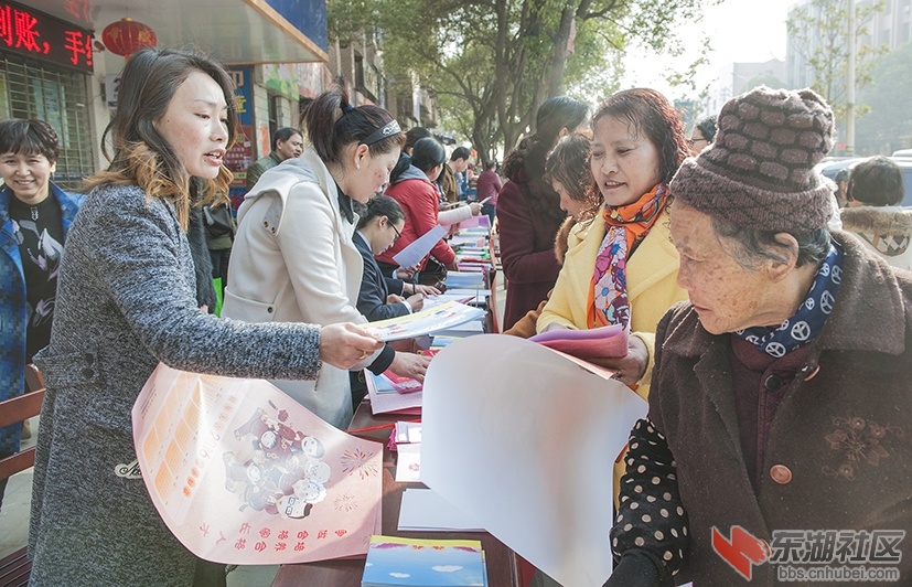 市妇联下乡宣传《反家庭暴力法》庆“三八”