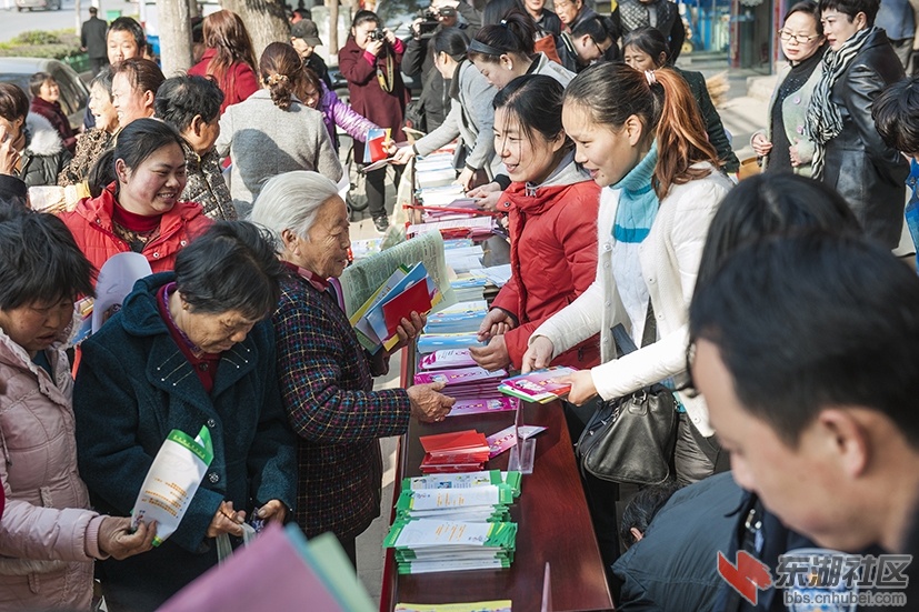市妇联下乡宣传《反家庭暴力法》庆“三八”